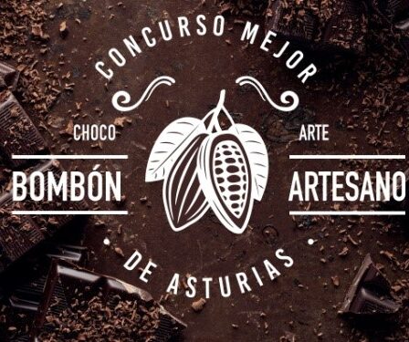 Sobre un fondo que representa chocolate cortado y picado vemos el texto: «Concurso mejor Bombón Artesano de Asturias». También tenemos el texto «Choco arte» dividido en dos. En el centro vemos una representación de la planta del cacao y de fondo una tabla de corte con restos de chocolate picado y roto